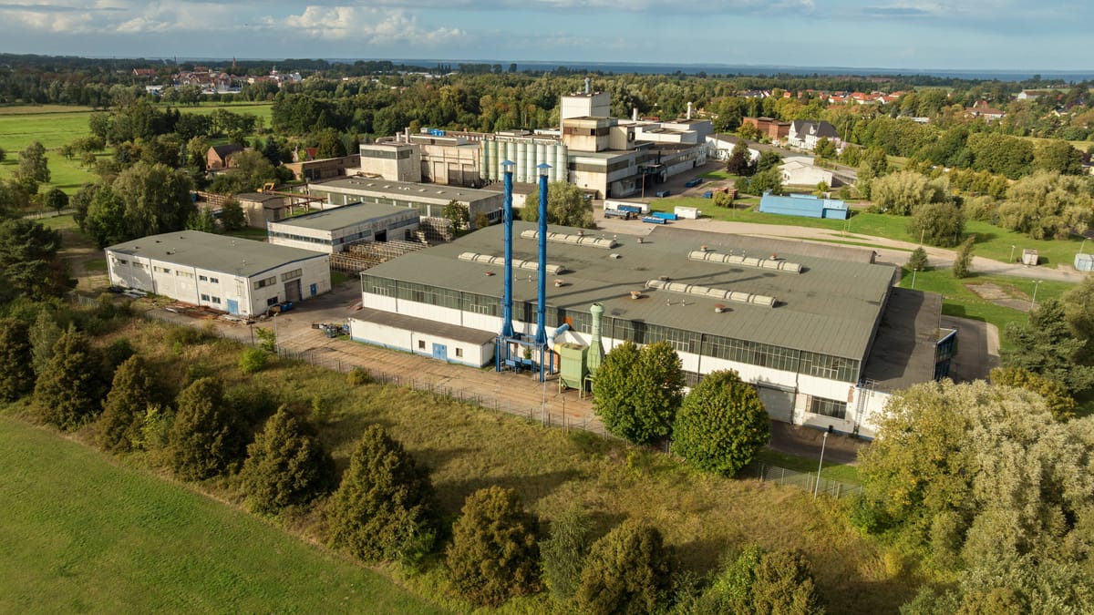 Breyden schließt Gießerei in Ueckermünde und betrifft 320 Beschäftigte 1 Luftaufnahme eines Industrie- und Werksgeländes mit mehreren Fabrikgebäuden im Grünen.