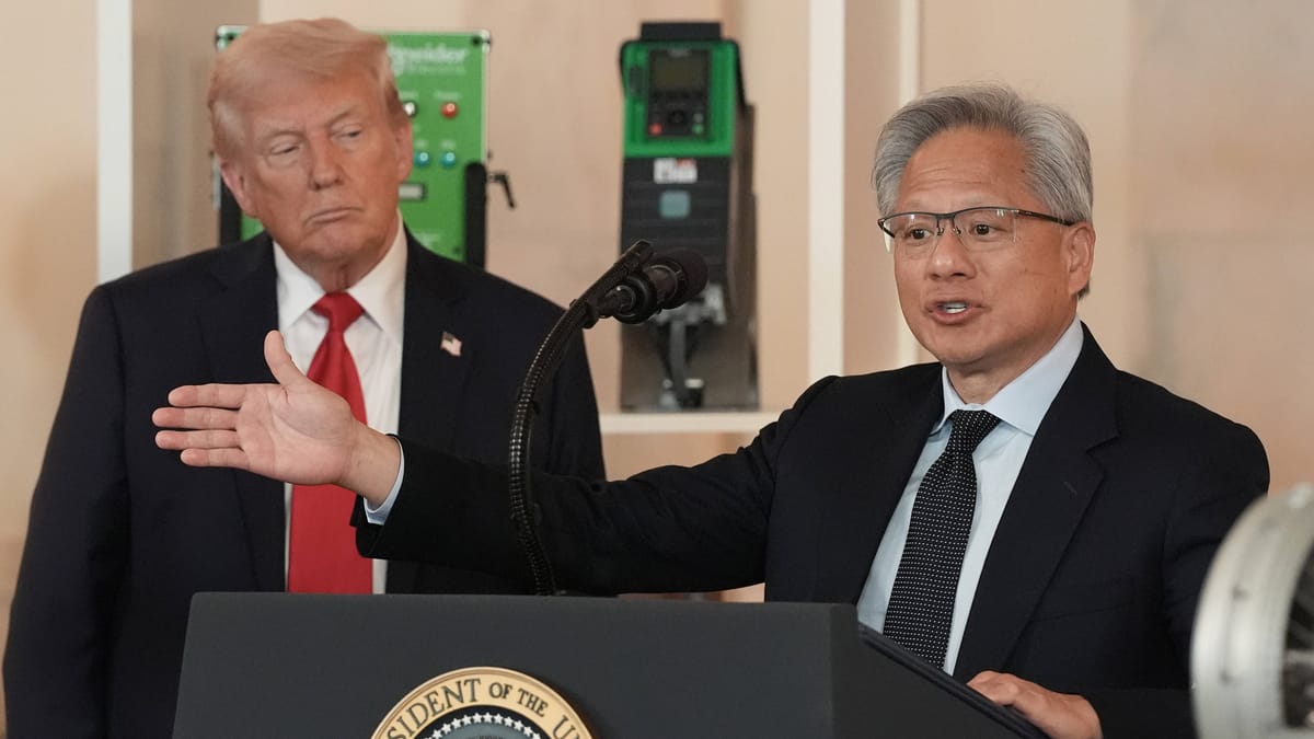 Nvidia stockt Aktienrückkäufe um 150 Milliarden Dollar auf 1 Donald Trump steht im Hintergrund, während ein Mann an einem Rednerpult vor Mikrofonen spricht und eine Geste mit ausgestrecktem Arm macht.