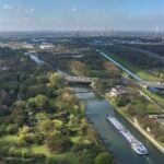 Luftaufnahme eines Industrie- und Wohngebiets mit Kanal, Straßen und Fabrikanlagen im Ruhrgebiet.