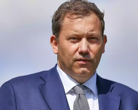 Lars Klingbeil im blauen Anzug vor hellem Hintergrund.