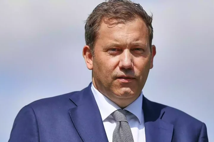 Lars Klingbeil im blauen Anzug vor hellem Hintergrund.