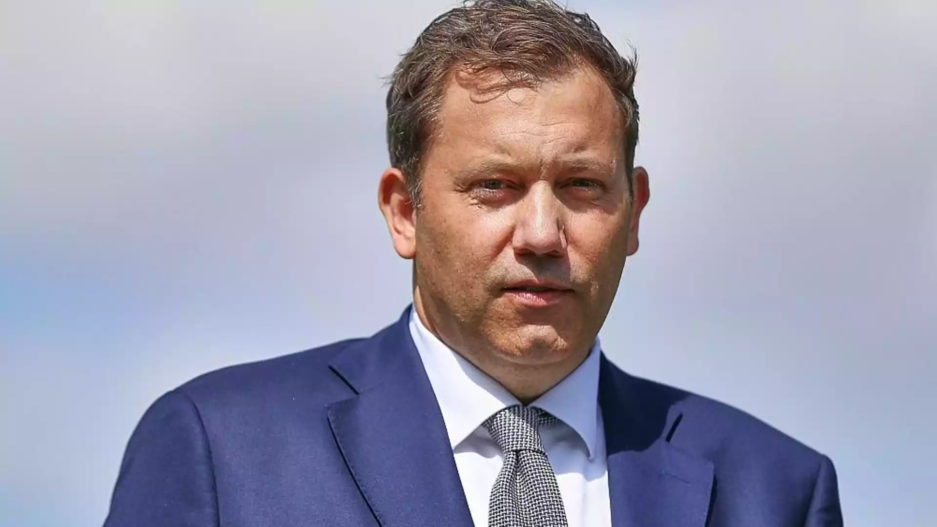 Lars Klingbeil im blauen Anzug vor hellem Hintergrund.