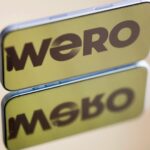 Nahaufnahme eines Wero-Logos auf einem Schild oder Aufsteller.