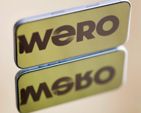 Nahaufnahme eines Wero-Logos auf einem Schild oder Aufsteller.