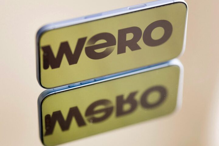 Nahaufnahme eines Wero-Logos auf einem Schild oder Aufsteller.
