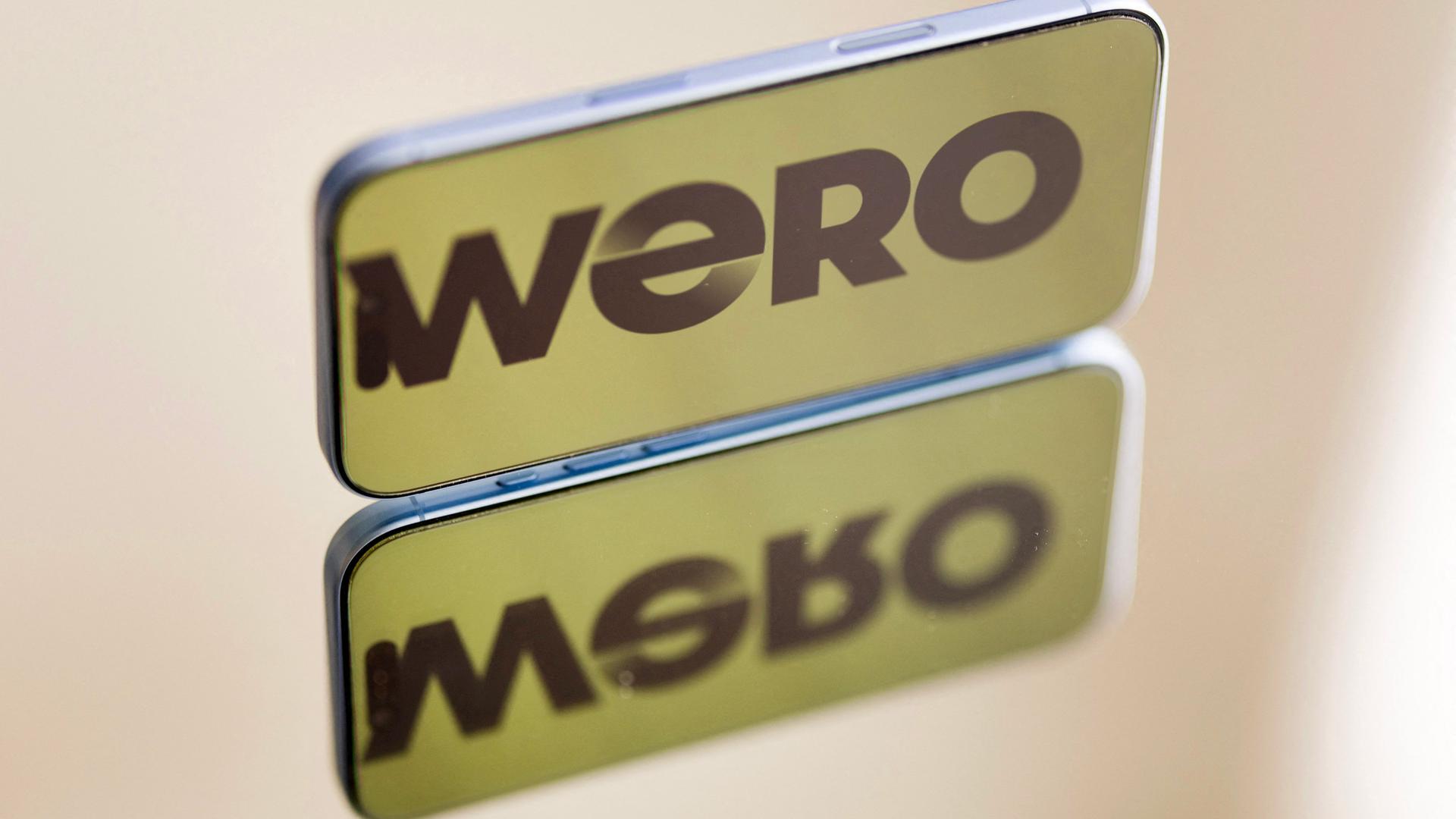 Wero sucht in Europa weiter den Durchbruch als Paypal-Alternative 1 Nahaufnahme eines Wero-Logos auf einem Schild oder Aufsteller.